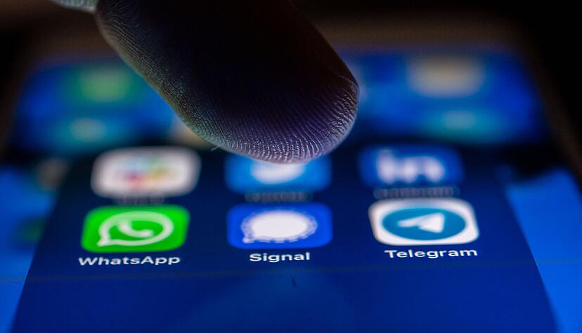 Der Messenger Signal bekommt ein neues Feature, mit dem sich Chats in Ordnern organisieren lassen. Der Messenger Signal bekommt ein neues Feature, mit dem sich Chats in Ordnern organisieren lassen.