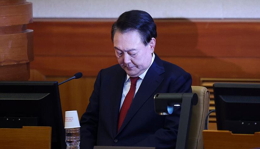 Es ist das erste Mal in der Geschichte S&uuml;dkoreas, dass ein Pr&auml;sident pers&ouml;nlich zu einem Amtsenthebungsverfahren erscheint.