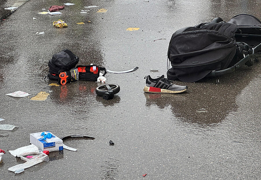Ein Rucksack und ein Schuh liegen in der Nähe Einsatzortes. In der Münchner Innenstadt ist ein Fahrzeug in eine Menschengruppe gefahren. Wie die Polizei auf der Plattform X mitteilte, wurden mehrere Menschen verletzt.