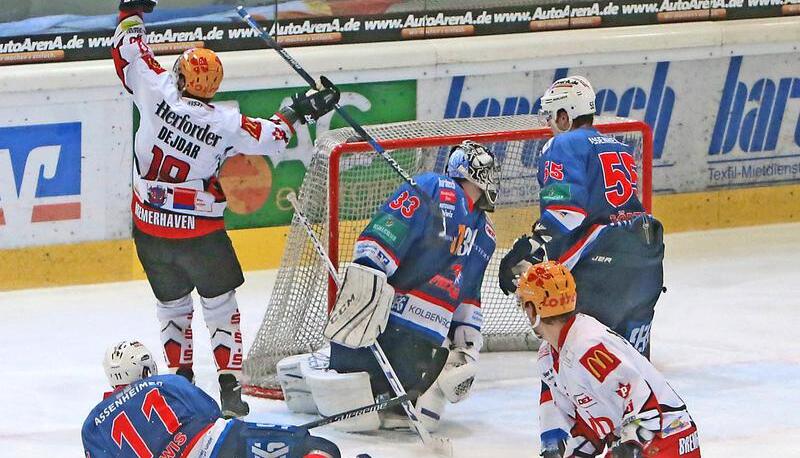 Bremerhaven jubelt, die Falken am Boden − so war das zuletzt in der DEL 2. Die Pinguins haben bald erstklassige Gegner. Die Falken keine drittklassigen. Foto: Sawatzki Bremerhaven jubelt, die Falken am Boden − so war das zuletzt in der DEL 2. Die Pinguins haben bald erstklassige Gegner. Die Falken keine drittklassigen. Foto: Sawatzki