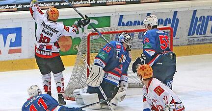 Bremerhaven jubelt, die Falken am Boden − so war das zuletzt in der DEL 2. Die Pinguins haben bald erstklassige Gegner. Die Falken keine drittklassigen. Foto: Sawatzki Bremerhaven jubelt, die Falken am Boden − so war das zuletzt in der DEL 2. Die Pinguins haben bald erstklassige Gegner. Die Falken keine drittklassigen. Foto: Sawatzki