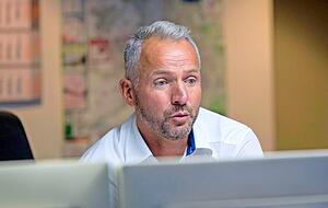 Vom Büro im Obergeschoss der Harmonie aus haben Paul Hauk und Kollegen alles im Blick, was für den Nahverkehr in Heilbronn wichtig ist.
Fotos: Lina Bihr Vom Büro im Obergeschoss der Harmonie aus haben Paul Hauk und Kollegen alles im Blick, was für den Nahverkehr in Heilbronn wichtig ist.
Fotos: Lina Bihr