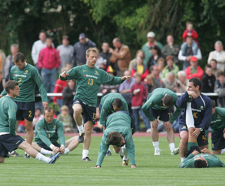 6. Juni 2006: Vor einer großen Zuschauerkulisse stimmen sich die Australier auf die WM ein. Dehnübungen gehören zu jedem Aufwärmprogramm.