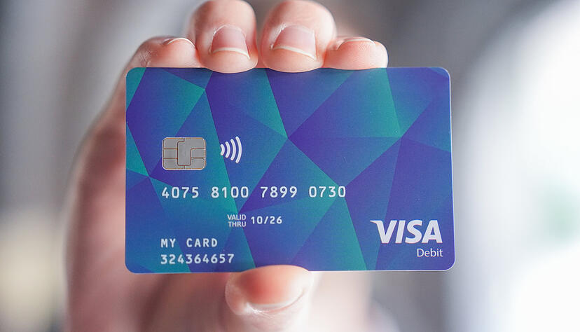 Sieht fast aus wie eine gewöhnliche Kreditkarte: Die "Socialcard" für Geflüchtete startet am Montag in Baden-Württemberg. Sieht fast aus wie eine gewöhnliche Kreditkarte: Die "Socialcard" für Geflüchtete startet am Montag in Baden-Württemberg.