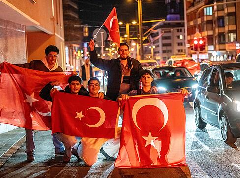 T&uuml;rkische Fans haben nach dem Weiterkommen ihrer Mannschaft in der Heilbronner Innenstadt gefeiert.
