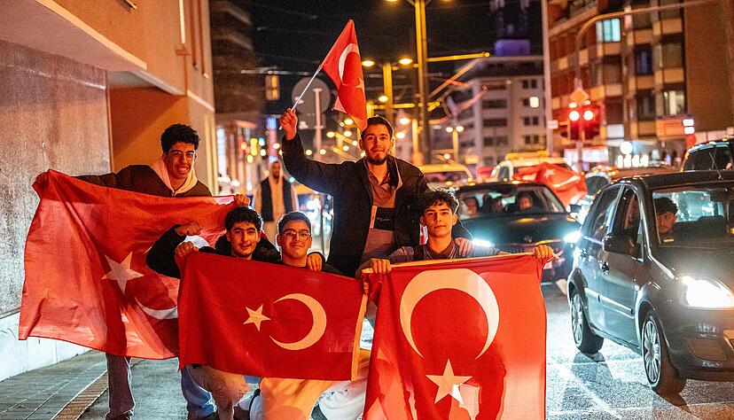 T&uuml;rkische Fans haben nach dem Weiterkommen ihrer Mannschaft in der Heilbronner Innenstadt gefeiert.