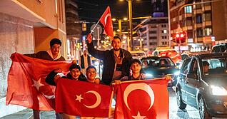 T&uuml;rkische Fans haben nach dem Weiterkommen ihrer Mannschaft in der Heilbronner Innenstadt gefeiert.