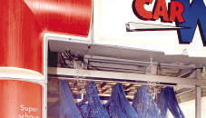 ...Waschleistung und Bequemlichkeit in der Waschstra&szlig;e wie hier bei Spathelf bevorzugen. Viele sagen: Sie waschen nicht seltener als fr&uuml;her.
          Fotos: Dittmar Dirks