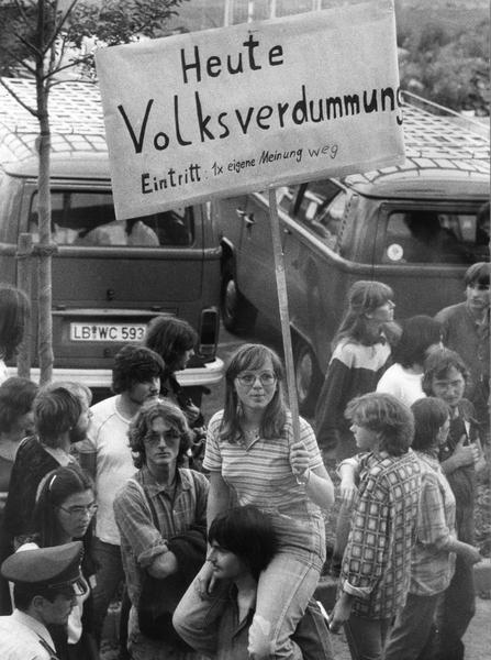 8.7.1981: Mit Plakaten werden Ministerpräsident Lothar Späth und Vertreter der Landesregierung empfangen; Anlass der Informationsveranstaltung ist die  Wiederaufbereitung und das Genehmigungsverfahren für Block II des GKN.  Foto: HSt-Archiv