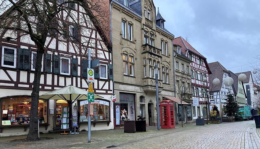 Die Eppinger Innenstadt rund um das Rathaus: Mehrere kleine Läden laden zum Bummeln ein. Ein Café sucht man dort zurzeit allerdings vergeblich.
