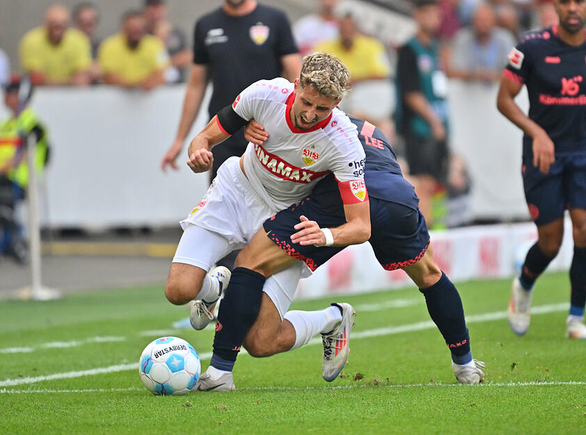 Der VfB Stuttgart spielt gegen den FSV Mainz 05 3:3-Unentschieden.