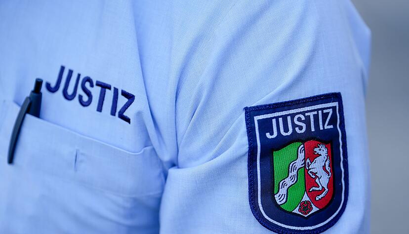 Die Ausbildung für Anwärterinnen und Anwärter im Justizvollzug ist je nach Bundesland etwas unterschiedlich geregelt. Die Ausbildung für Anwärterinnen und Anwärter im Justizvollzug ist je nach Bundesland etwas unterschiedlich geregelt.