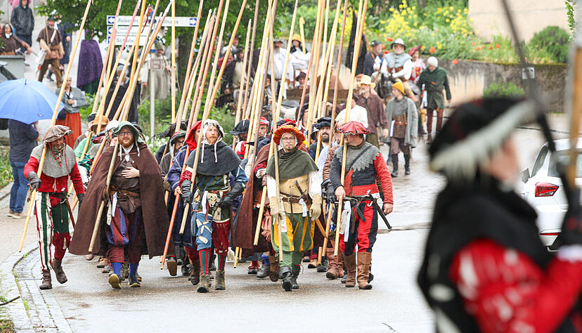 Am Ostersonntag 1525 stürmen mehrere tausend Bauern von Neckarsulm aus die Weinsberger Weibertreu, wo sich gerade Graf Ludwig von Helfenstein aufhält.
