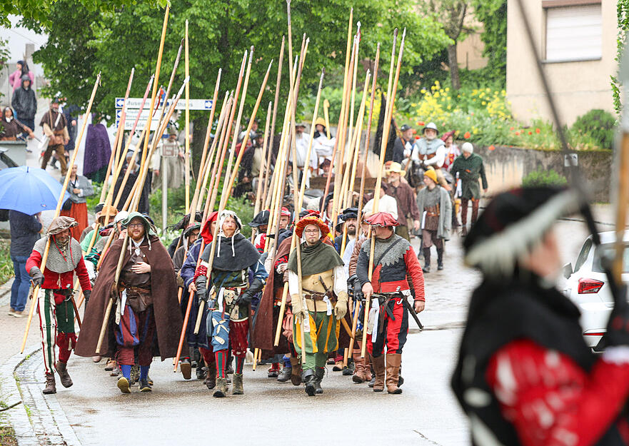 Am Ostersonntag 1525 stürmen mehrere tausend Bauern von Neckarsulm aus die Weinsberger Weibertreu, wo sich gerade Graf Ludwig von Helfenstein aufhält.