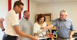 Thomas Csaszar (v.l.), Dominik Stupp, Petra Heinz und Michael Marek in den neuen Räumlichkeiten der Diakonischen Bezirksstelle Brackenheim. Foto: Theresa Heil