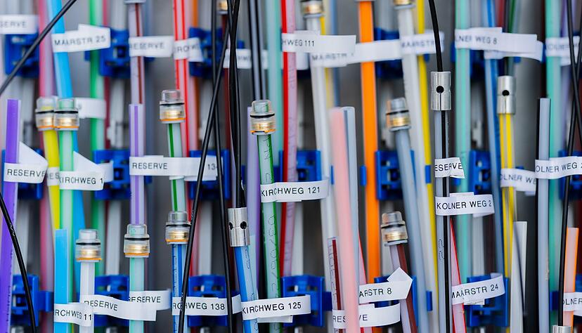 Glasfaserkabel in einem Verteilerkasten - ein Massengeschäft mit Nachfrageschwäche.