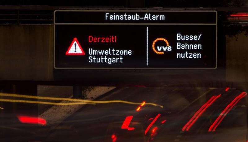 Als erste Stadt in Deutschland kämpft Stuttgart mit einem Feinstaubalarm gegen die erhöhten Schadstoffwerte. Foto: Marijan Murat/dpa Als erste Stadt in Deutschland kämpft Stuttgart mit einem Feinstaubalarm gegen die erhöhten Schadstoffwerte. Foto: Marijan Murat/dpa