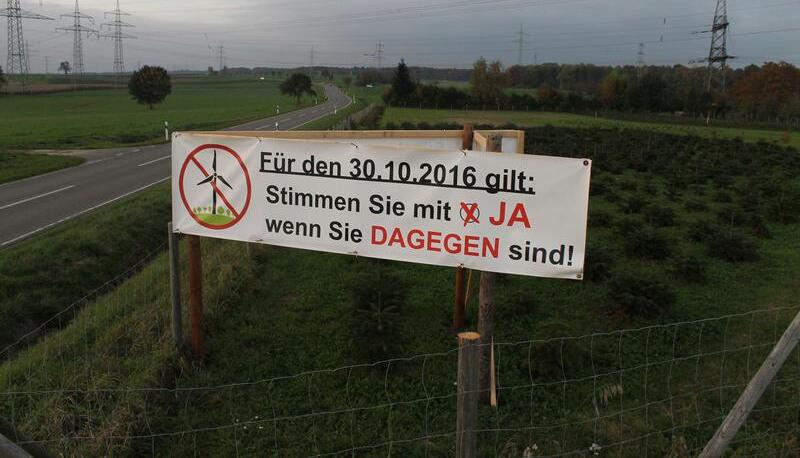 Werbung vor dem Bürgerentscheid: Die Bürgerinitiative Pro Lebensraum Großer Wald verhinderte den geplanten Windpark bei Hüffenhardt.
Foto: Archiv/Gajer