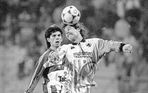 Andreas Krause (rechts) im Trikot der Stuttgarter Kickers, die damals in der 1. Bundesliga spielten.  Foto: imago
