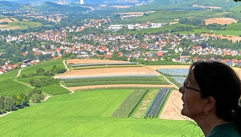 Sabine Rücker schätzt den Blick vom Paradies in die Weite ins Weinsberger Tal bis nach Heilbronn, wo die Kraftwerkstürme zu erkennen sind.
Fotos: Sabine Friedrich
