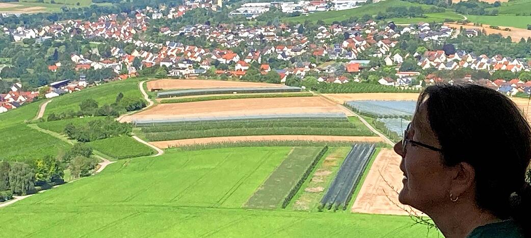 Sabine Rücker schätzt den Blick vom Paradies in die Weite ins Weinsberger Tal bis nach Heilbronn, wo die Kraftwerkstürme zu erkennen sind.
Fotos: Sabine Friedrich Sabine Rücker schätzt den Blick vom Paradies in die Weite ins Weinsberger Tal bis nach Heilbronn, wo die Kraftwerkstürme zu erkennen sind.
Fotos: Sabine Friedrich