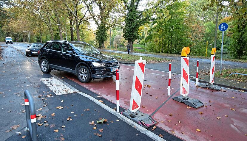 Nichts geht mehr: Poller stoppen an der Kreuzung Bad-/Theresienstraße Autofahrer, die in die verlängerte Fahrradstraße eingefahren sind. Fotos: Andreas Veigel