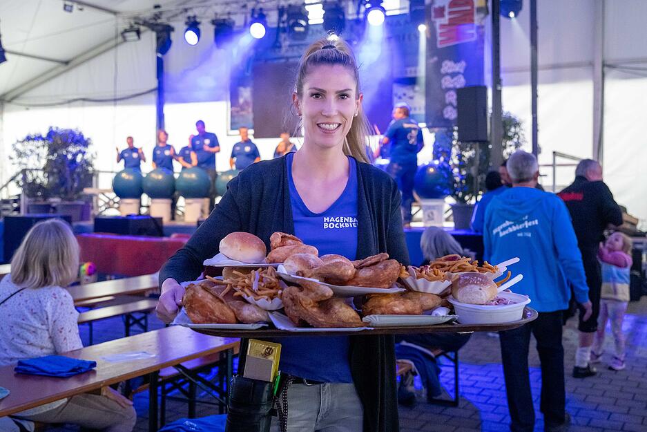 Beim Auftakt des Hagenbacher Bockbierfests ist Anja Küchen im Einsatz.
