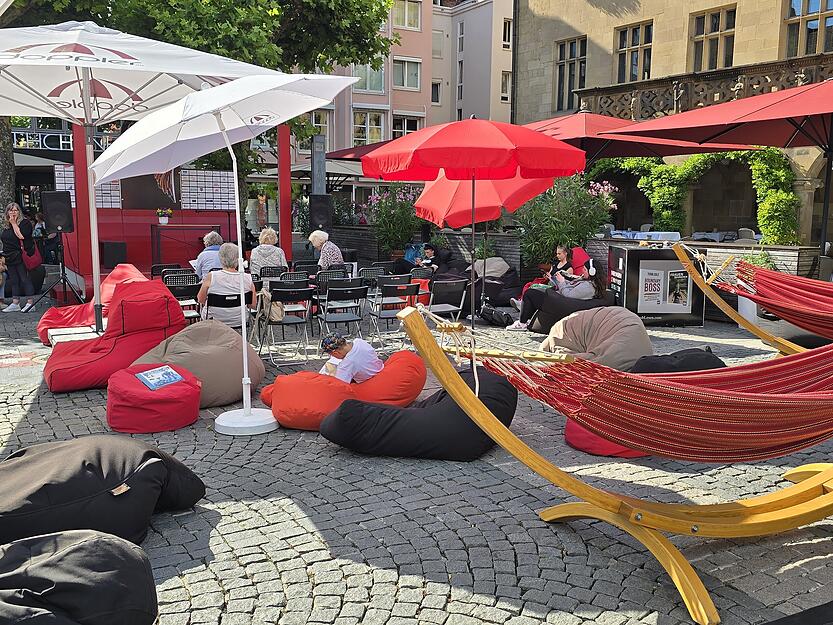 StadtLesen l&auml;dt Menschen jeden Alters ein, Literatur neu zu entdecken und den &ouml;ffentlichen Raum als Ort des Austauschs zu erleben.