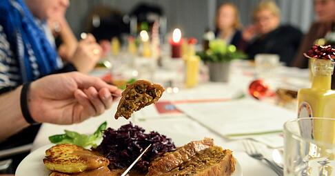 Vegetarische Gerichte mit saisonalem Gemüse wie Rotkohl, Wirsing oder Rote Bete sind günstige Alternativen zum klassischen Festtagsbraten.