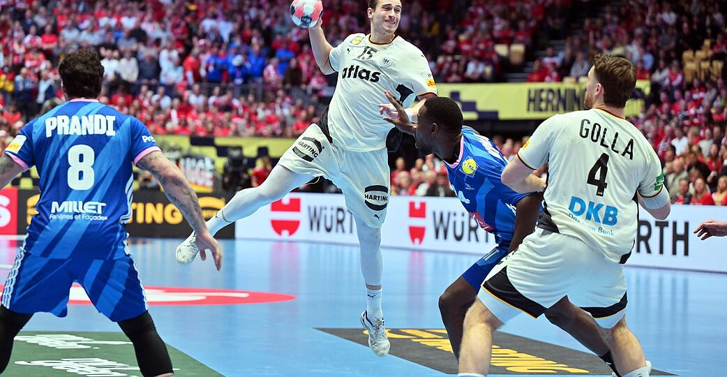 Ging mit seinen Toren und einer ausgezeichneten Leistung voran: Juri Knorr (am Ball) erzielte beim 38:34 gegen Frankreich zehn Treffer.