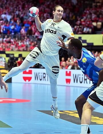 Ging mit seinen Toren und einer ausgezeichneten Leistung voran: Juri Knorr (am Ball) erzielte beim 38:34 gegen Frankreich zehn Treffer.