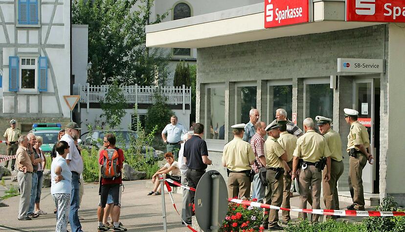 Während des Prozesses zum Raubüberfall auf die Sparkassenfiliale in Siegelsbach kam das Heilbronner Landgericht zu einem Vor-Ort-Termin in die 1600-Seelen-Gemeinde. Viele Siegelsbacher wollten schauen, was los ist.
Foto: Archiv/Veigel Während des Prozesses zum Raubüberfall auf die Sparkassenfiliale in Siegelsbach kam das Heilbronner Landgericht zu einem Vor-Ort-Termin in die 1600-Seelen-Gemeinde. Viele Siegelsbacher wollten schauen, was los ist.
Foto: Archiv/Veigel