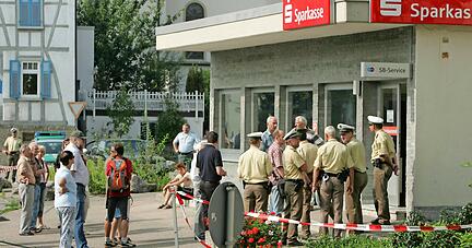 Während des Prozesses zum Raubüberfall auf die Sparkassenfiliale in Siegelsbach kam das Heilbronner Landgericht zu einem Vor-Ort-Termin in die 1600-Seelen-Gemeinde. Viele Siegelsbacher wollten schauen, was los ist. 
Foto: Archiv/Veigel
