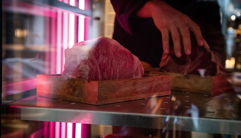 Ein Zwei-Kilo-St&uuml;ck Wagyu Beef lagert bei 3 bis 4 Grad in einem Gastro-Reifeschrank.