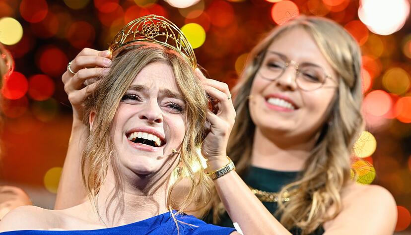 Vorg&auml;ngerin Brockmann (r) kr&ouml;nt Nachfolgerin Weihl (l)