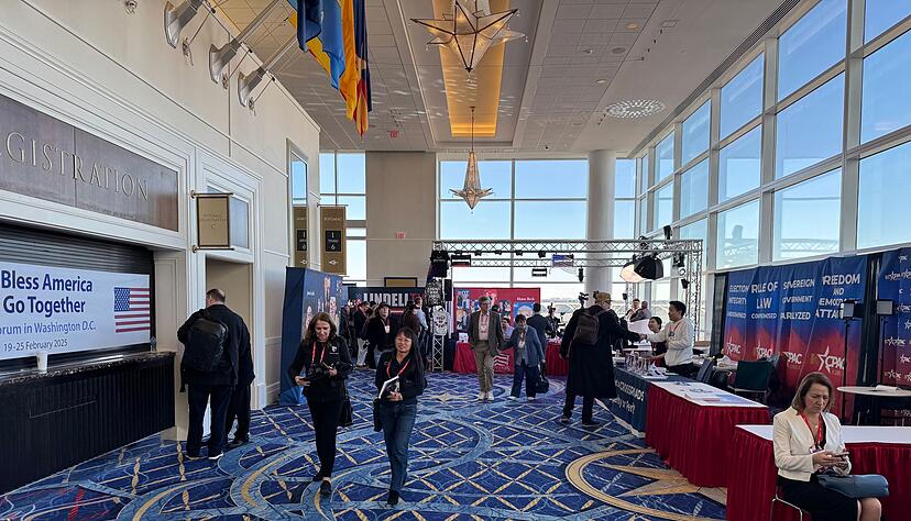 Die Konferenz dauert mehrere Tage und ist ein Stelldichein der amerikanischen Rechten. Die Konferenz dauert mehrere Tage und ist ein Stelldichein der amerikanischen Rechten.