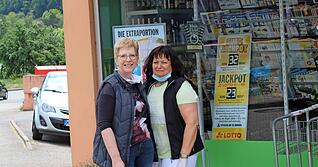 Ihr Herz schlägt für die Kundschaft: Inhaberin Ilonka Hess (links) und Mitarbeiterin Erika Opitz vor ihrem "Servicemarkt mit Herz".
Foto: Renate Väisänen