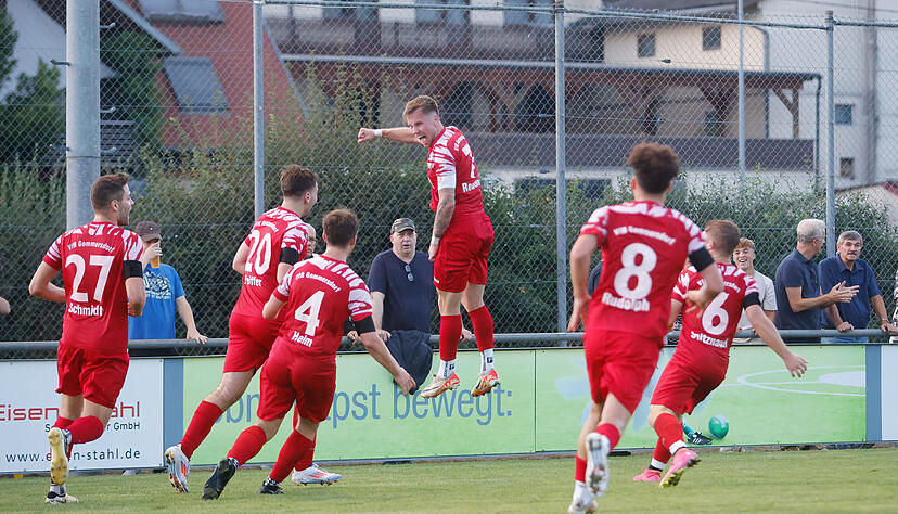 Jan Reuther (Vierter von links) jubelt über sein 1:0. Es war dann auch der Siegtreffer im Pokalspiel gegen den SV Waldhof Mannheim Jan Reuther (Vierter von links) jubelt über sein 1:0. Es war dann auch der Siegtreffer im Pokalspiel gegen den SV Waldhof Mannheim