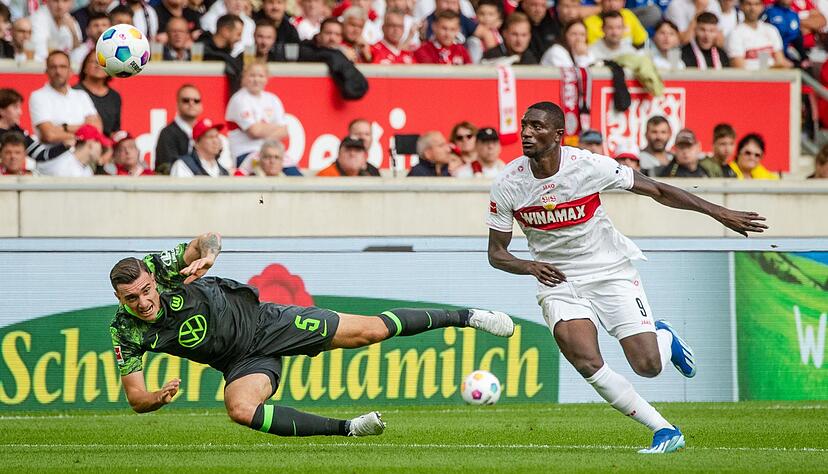 Stuttgarts Serhou Guirassy schießt den VfB mit seinen drei Treffern gegen Wolfsburg an die Tabellenspitze. Stuttgarts Serhou Guirassy schießt den VfB mit seinen drei Treffern gegen Wolfsburg an die Tabellenspitze.