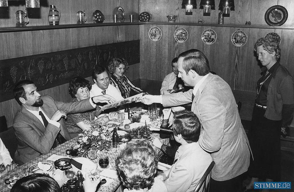 Haus des Handwerks in den 1970er Jahren: Repräsentanten des Handwerks und der örtlichen Presse schätzen die gemütliche Gastlichkeit in der Hans-Sachs-Stube. Haus des Handwerks in den 1970er Jahren: Repräsentanten des Handwerks und der örtlichen Presse schätzen die gemütliche Gastlichkeit in der Hans-Sachs-Stube.