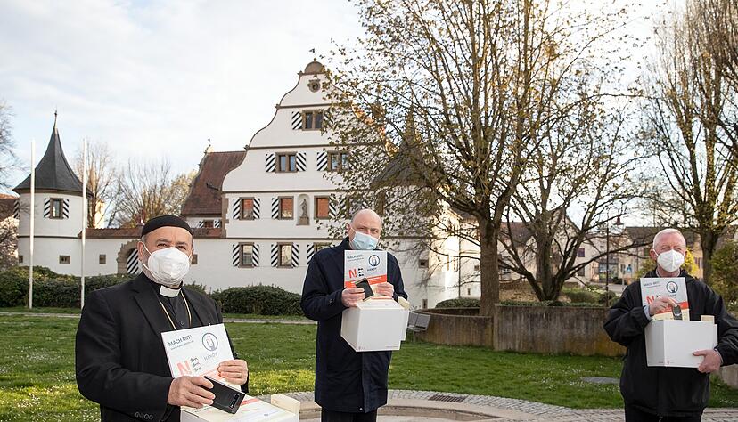 Die drei Pfarrer Sefer Jakob (v. links), Thomas Binder und Felix Dolderer mit den Handy-Spendenboxen. Die erste Altgeräte sind bereits im Innern.
Foto: Andreas Veigel Die drei Pfarrer Sefer Jakob (v. links), Thomas Binder und Felix Dolderer mit den Handy-Spendenboxen. Die erste Altgeräte sind bereits im Innern.
Foto: Andreas Veigel