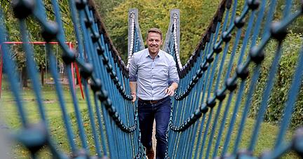 Hat sich in der vergangenen Zeit mit den Menschen und den &Ouml;rtlichkeiten von Bad Wimpfen vertraut gemacht: B&uuml;rgermeisterkandidat Andreas Zaffran.
Foto: Ralf Seidel