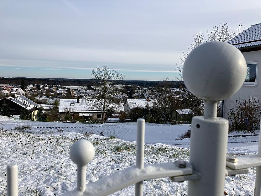 Mehrere Zentimeter Schnee bedecken Wüstenrot.