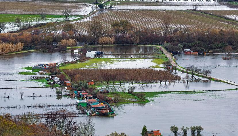 Nach einer ganzen Serie von Winterst&uuml;rmen stehen in Teilen Portugals und wie hier in der spanischen Extremadura weite Landstriche unter Wasser.