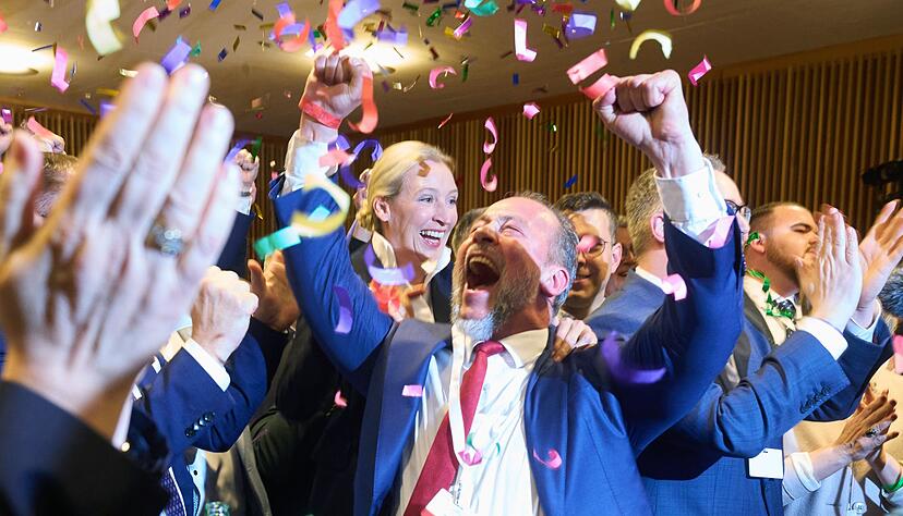 Kein Halten mehr: Jan Bollinger AfD-Spitzenkandidat in Rheinland-Pfalz und Parteichefin Alice Weidel jubeln &uuml;ber die Prognosen nach Schlie&szlig;ung der Wahllokale.