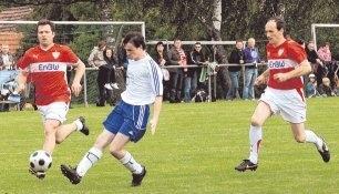 Angriffslustige Außenseiter: Martin Handel (weißes Trikot) hat im Spiel gegen den VfB Stuttgart die nächste große Chance für das Fürfelder Allstarteam. Angriffslustige Außenseiter: Martin Handel (weißes Trikot) hat im Spiel gegen den VfB Stuttgart die nächste große Chance für das Fürfelder Allstarteam.