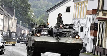 Mit einem Bergepanzer und schwerem Räumgerät rückt die Bundeswehr an, um die Schäden die die Überflutung der Nahmer am Vorabend mit sich gebracht hat, zu beseitigen. Mit einem Bergepanzer und schwerem Räumgerät rückt die Bundeswehr an, um die Schäden die die Überflutung der Nahmer am Vorabend mit sich gebracht hat, zu beseitigen.