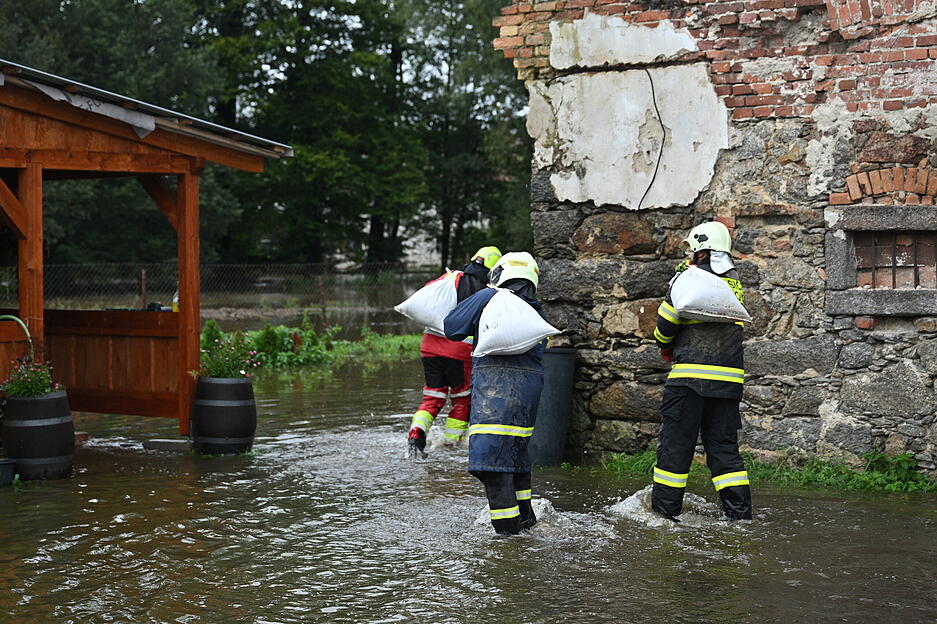 Starker Dauerregen hat an vielen Fl&uuml;ssen und B&auml;chen in Tschechien zu Hochwasser-Alarm gef&uuml;hrt.