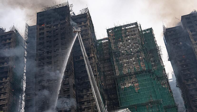 Auch fast 20 Stunden nach Ausbruch des Feuers k&auml;mpften die Einsatzkr&auml;fte noch gegen Flammen.