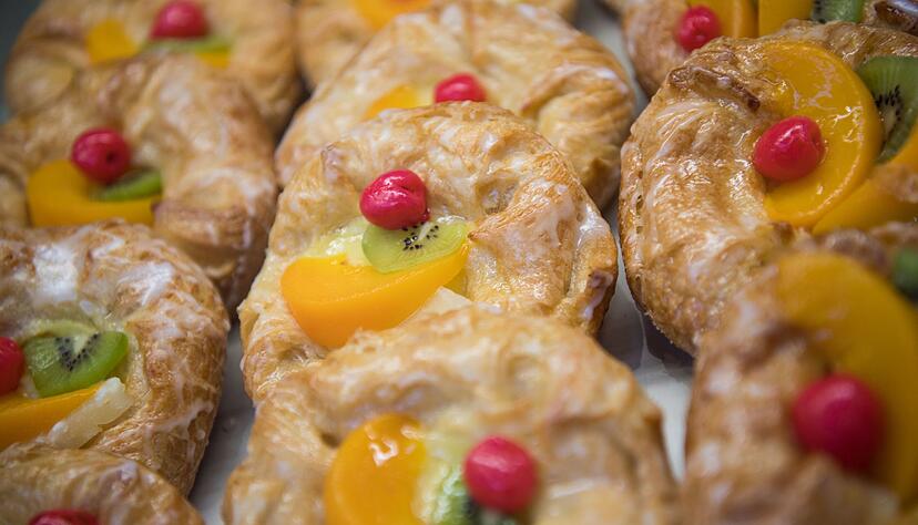 Um bei Plunderteilchen mit Obst nach dem Backen f&uuml;r eine gl&auml;nzende, appetitliche Oberfl&auml;che zu sorgen, werden sie mit Fruchtgelee bestrichen, sprich &laquo;abgegl&auml;nzt&raquo;.